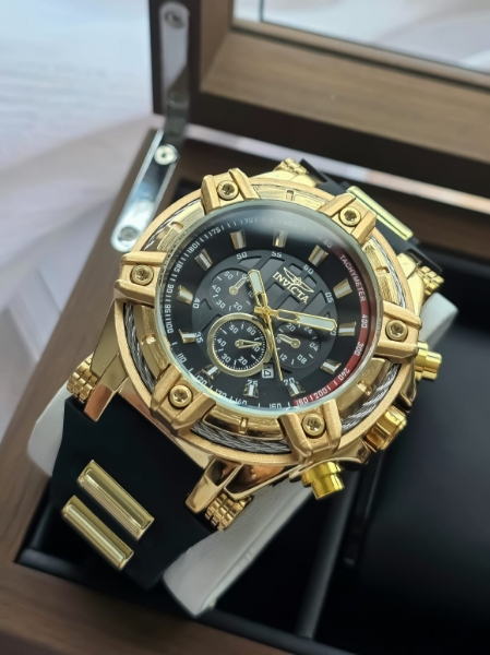 Imagen de RELOJ PARA HOMBRE INVICTA - NEGRO CON DETALLES DORADO Y PLATEADO